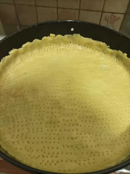 poking holes in shortcrust pastry before baking