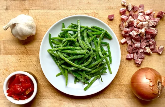 the ingredients for this sauteed frozen green beans 