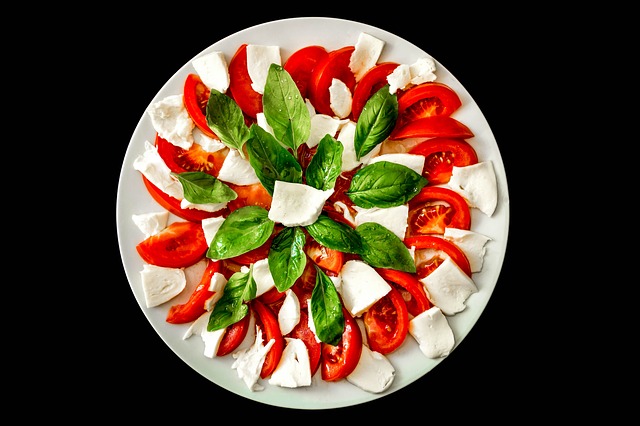 a nice bowl of caprese salad, a very cheap and easy italian food