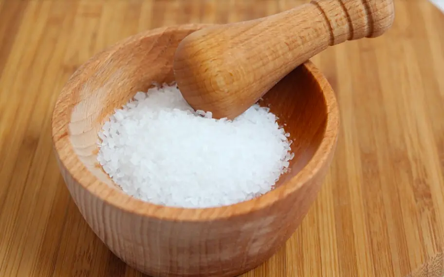 a bunch of salt that will be used to boil spaghetti