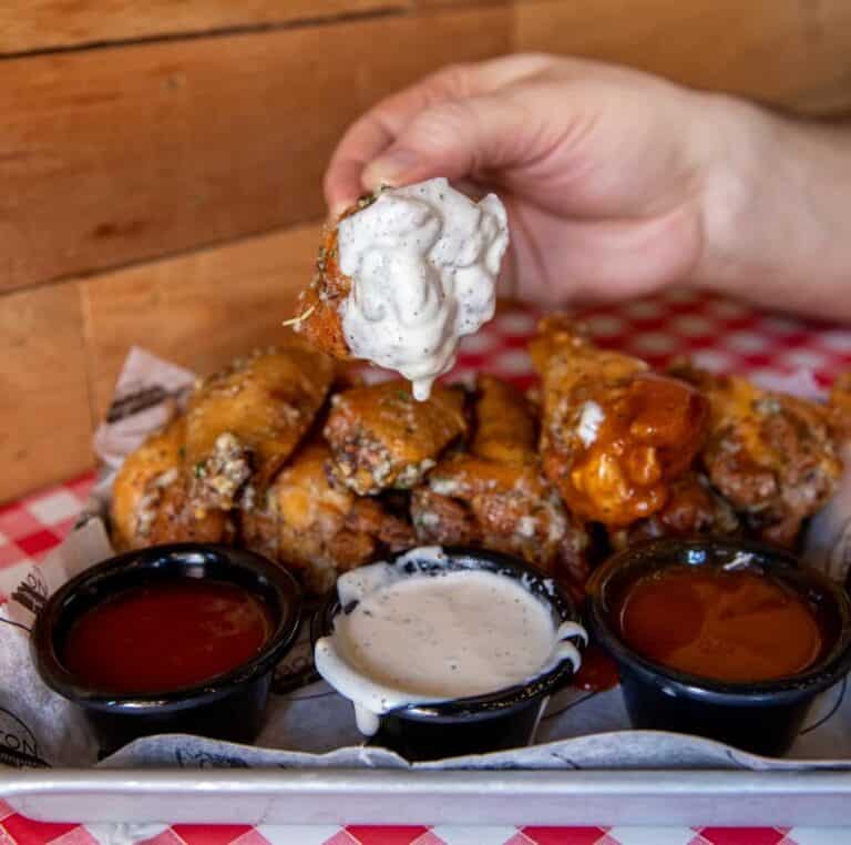 10 lbs of chiken wings feeds how many people