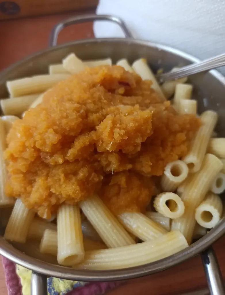 adding the soffritto cream to the pasta