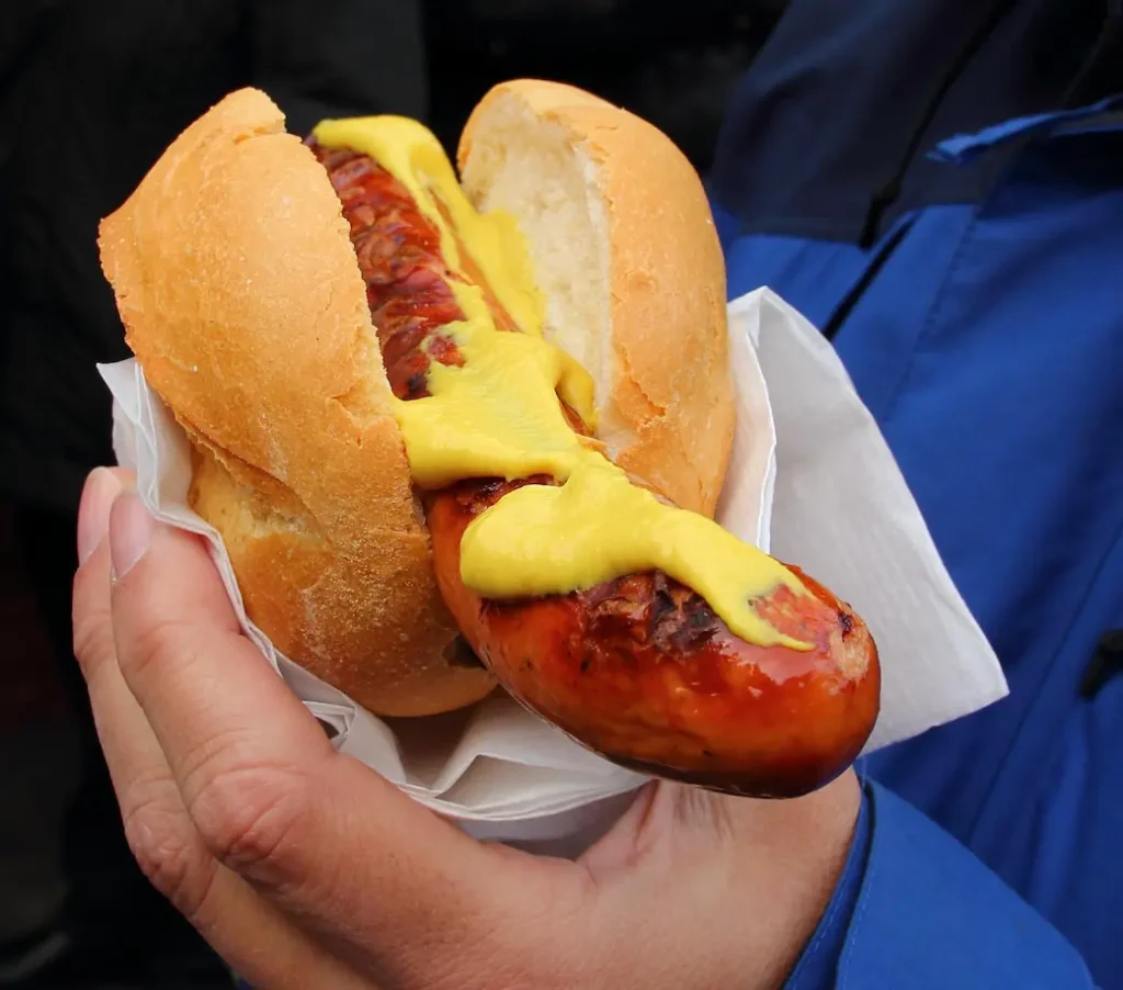 bratwurst vs italian sausage-hotdog bun