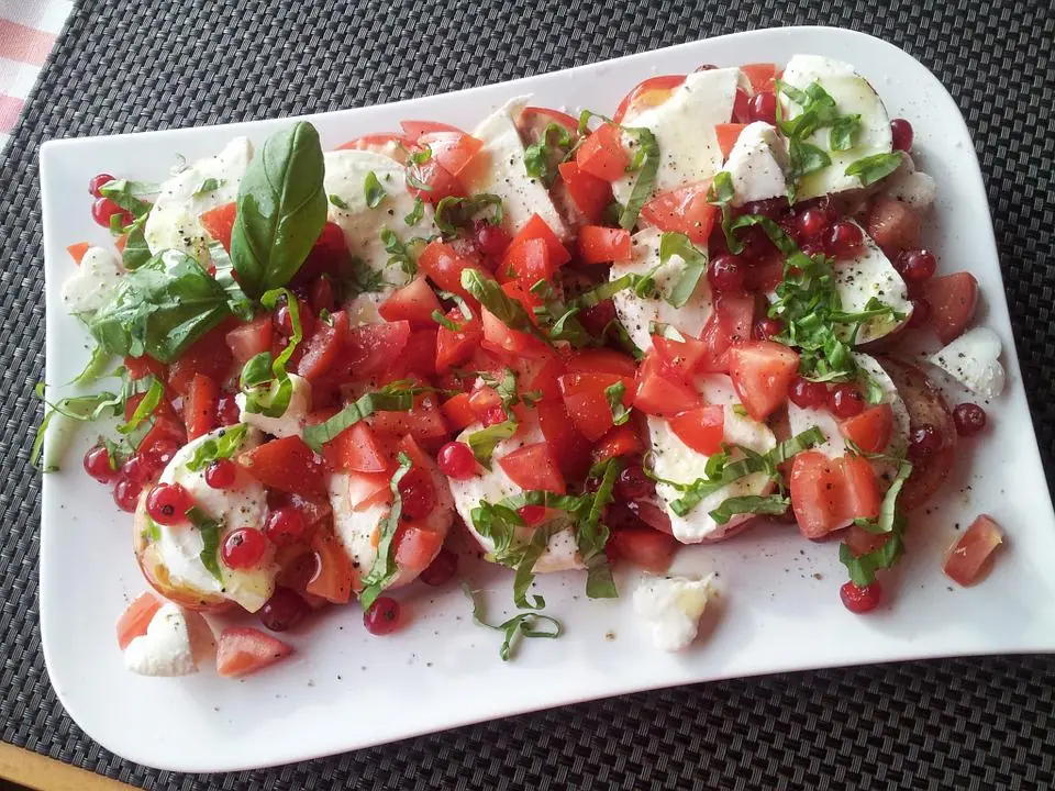 a nice tray of caprese salad, that would be a perfect side dish for lasagna