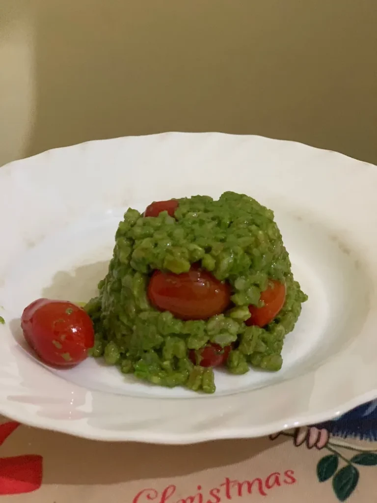 a picture of what I made with this pesto recipe without pine nuts: boiled spelt with cherry tomatoes and green basil pesto.