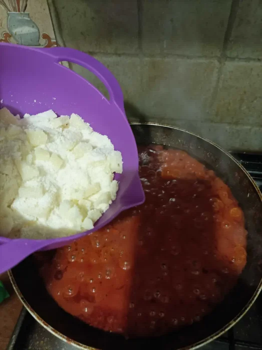 adding cheese to fumè sauce