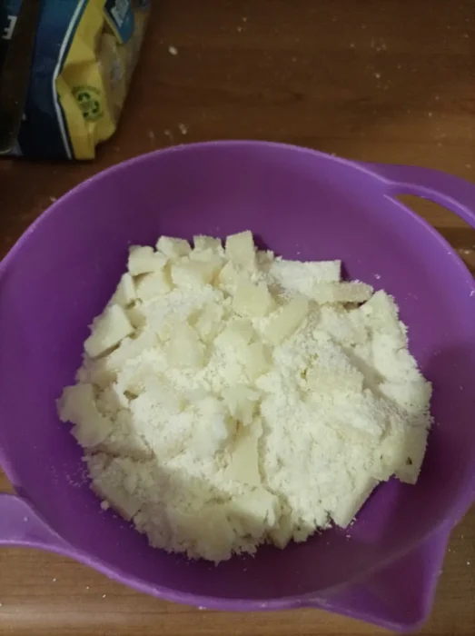 the mixed cheese in a bowl