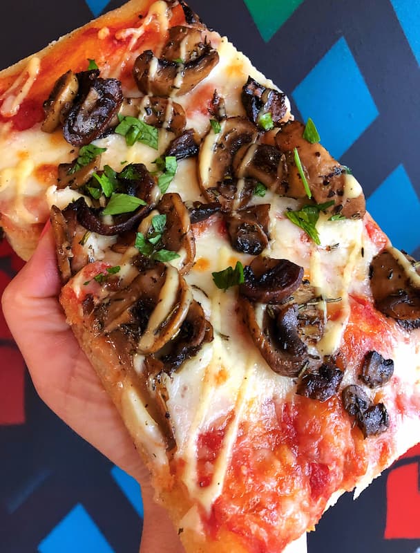 Comment l'olive arrive-t-elle sur la pizza? 