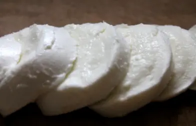 slices of fresh mozzarella ready to be frozen