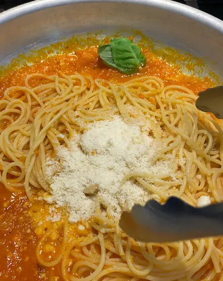 spaghetti with fresh tomato marinara sauce