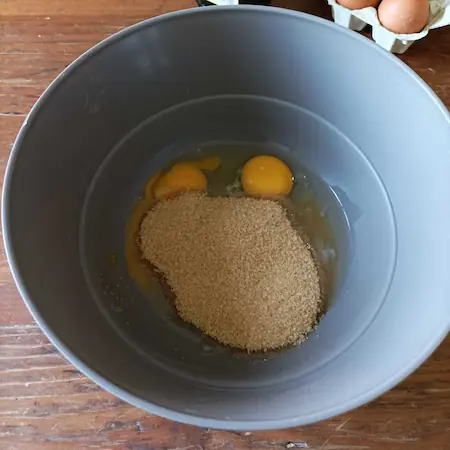 mixing room temperature eggs with sugar