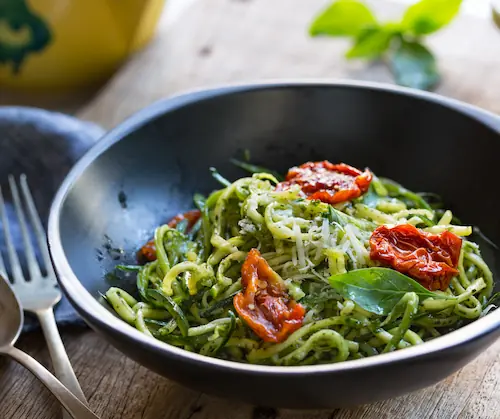 spaghetti with pesto and sun dried tomatoes