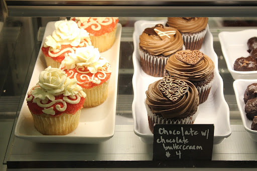 chocolate frosting. Alt text: chocolate cupcakes covered with chocolate frosting 