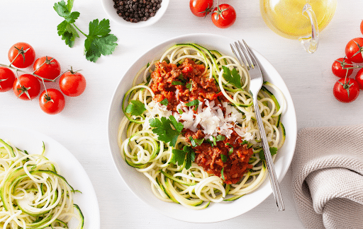 https://mortadellahead.com/wp-content/uploads/2023/04/Zucchini-Noodles-vs.-Pasta.png