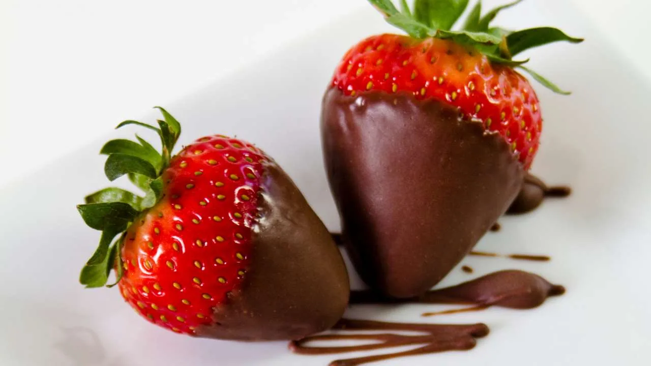 Easy Chocolate-covered strawberries for valentines day