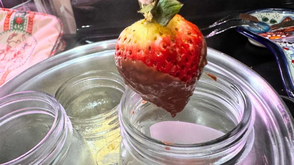 how to make valentine strawberries - Melt chocolate for chocolate dipped strawberries