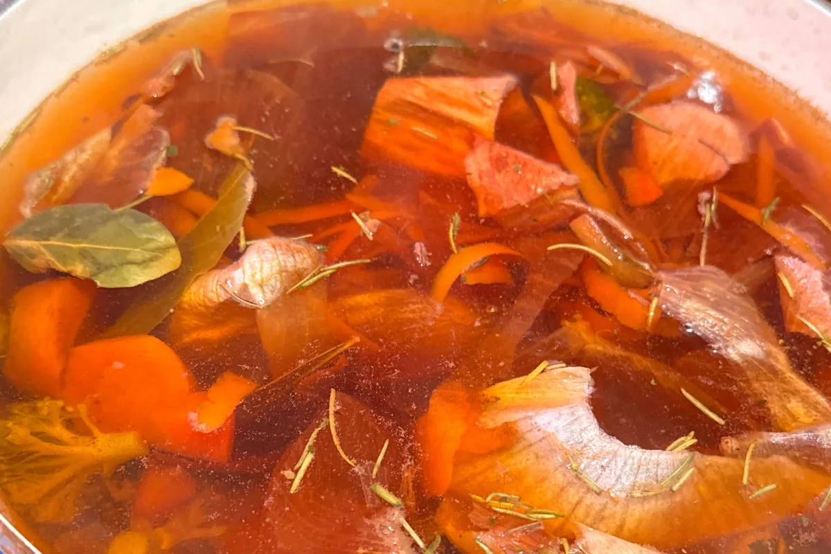 How to make homemade vegetable broth from scraps