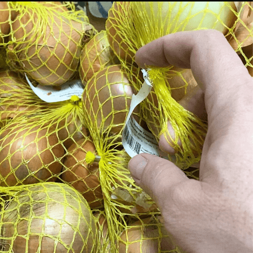 how long does a cut onion last in the fridge-Market Onions